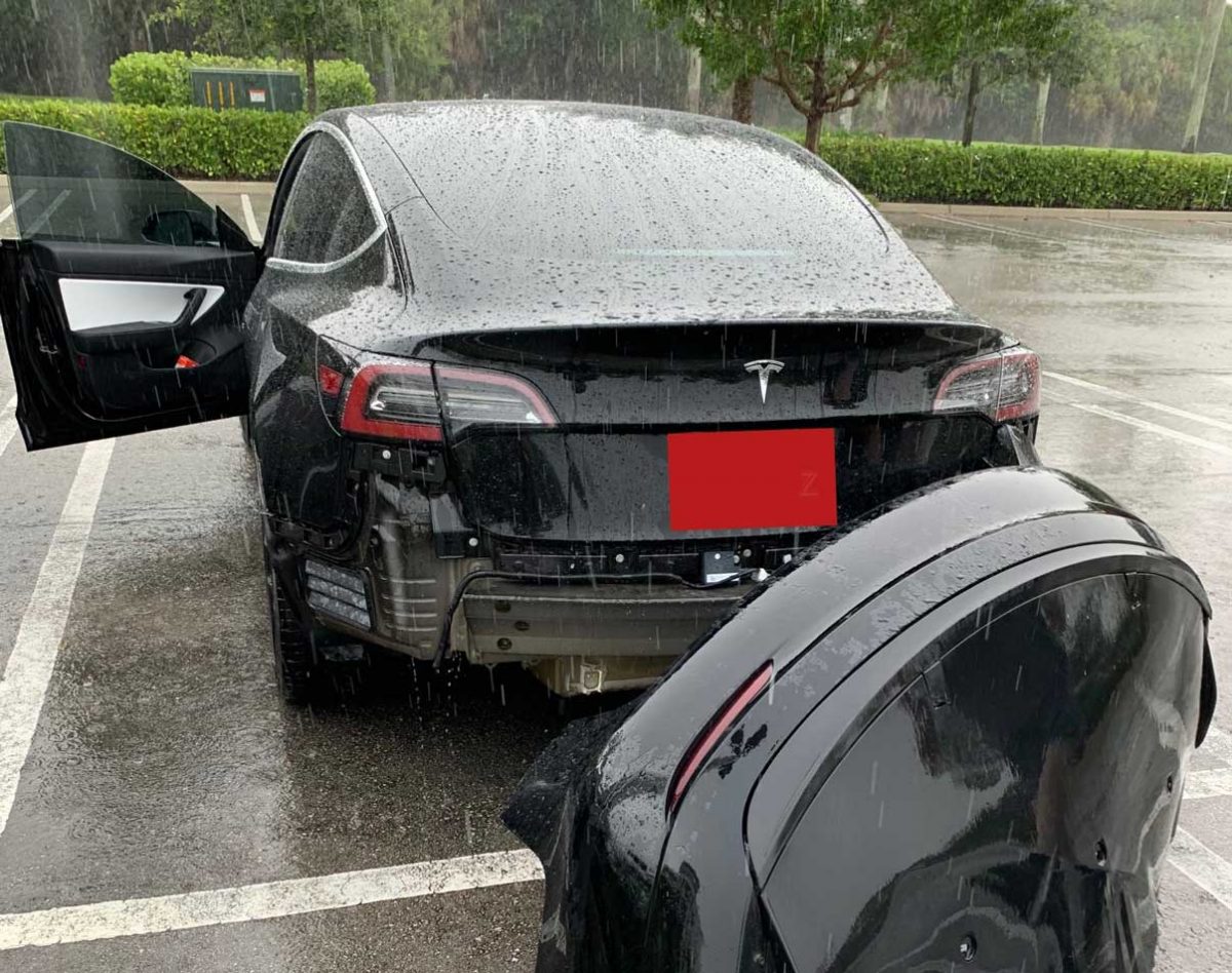 Cette Tesla Model 3 perd son pare-choc arrière dans une flaque d’eau