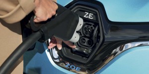 Insolite : il recharge sa Renault ZOE sur un superchargeur Tesla