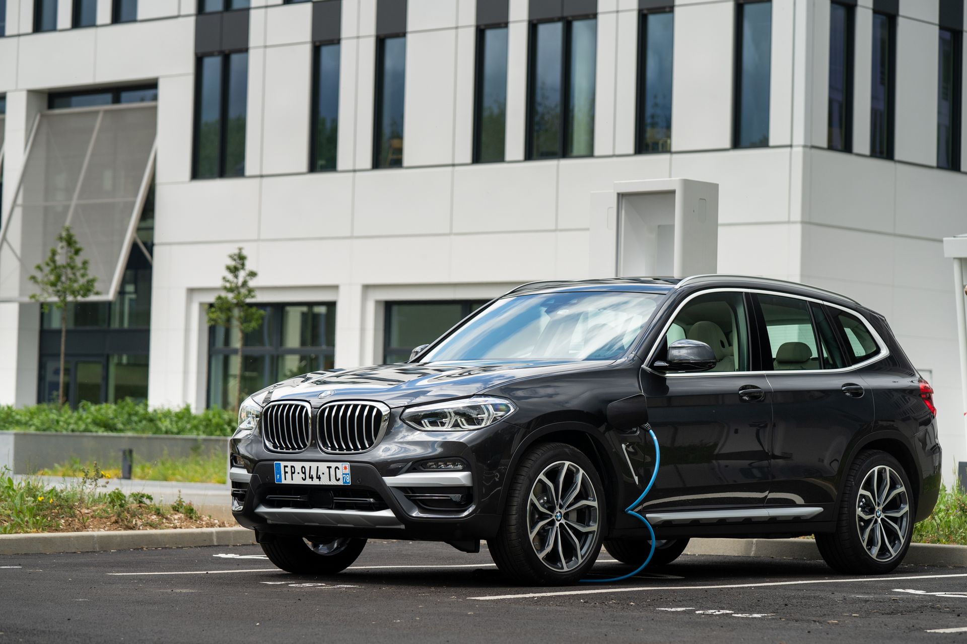 Les hybrides rechargeables de BMW au rappel pour risque d’incendie