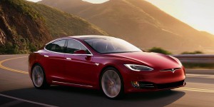 Une Tesla Model S perd son toit sur la route
