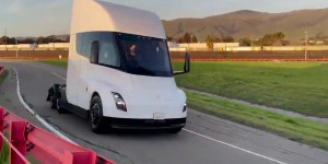 Vidéo Tesla Semi : le camion électrique se défoule sur circuit