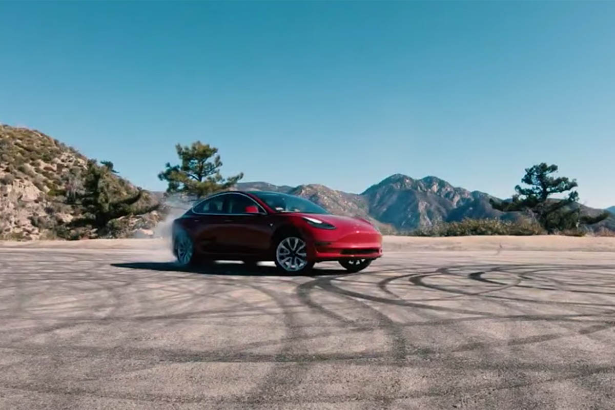 Une Tesla Model 3 extermine ses pneus en mode Track