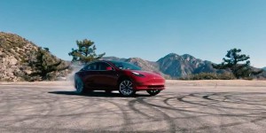 Une Tesla Model 3 extermine ses pneus en mode Track