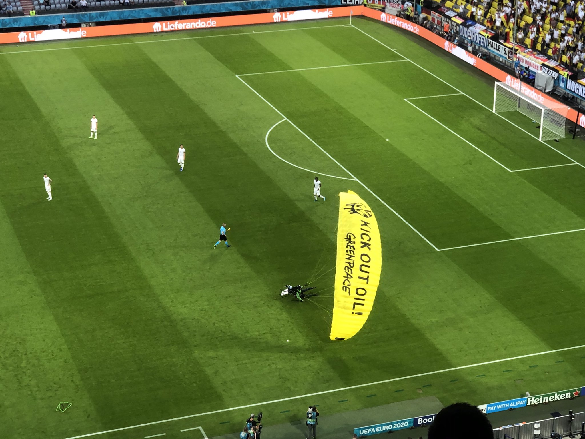 Un parachutiste de Greenpeace se crashe sur le terrain lors du match France – Allemagne
