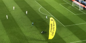 Un parachutiste de Greenpeace se crashe sur le terrain lors du match France – Allemagne