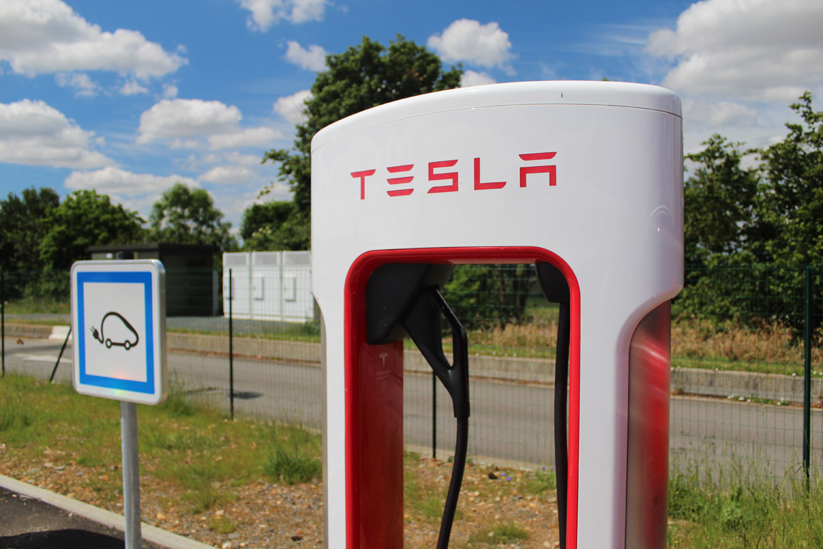 Tesla muscle son réseau superchargeurs pour l’été