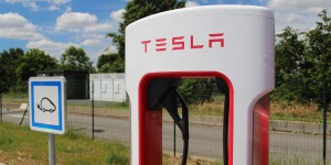 Tesla muscle son réseau superchargeurs pour l’été