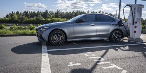 Mercedes Classe C 300e : la berline hybride rechargeable annonce ses tarifs
