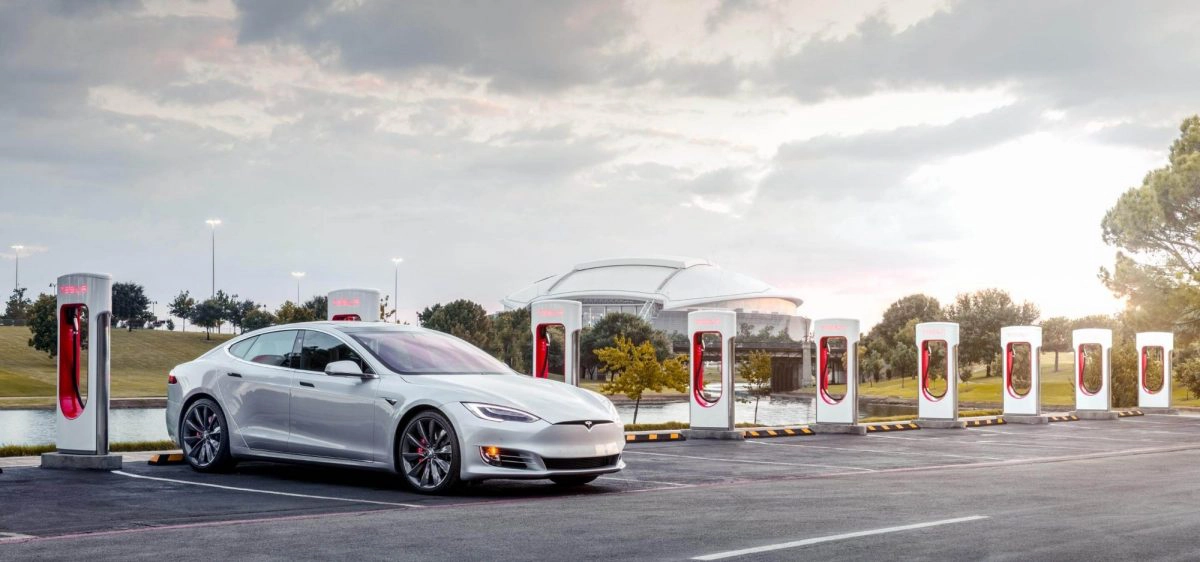 Tesla veut multiplier son réseau de Superchargeurs
