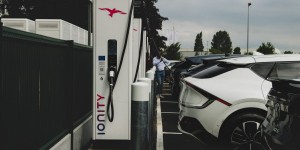 Ionity ouvre sa 100e station et passe à la tarification au kWh !
