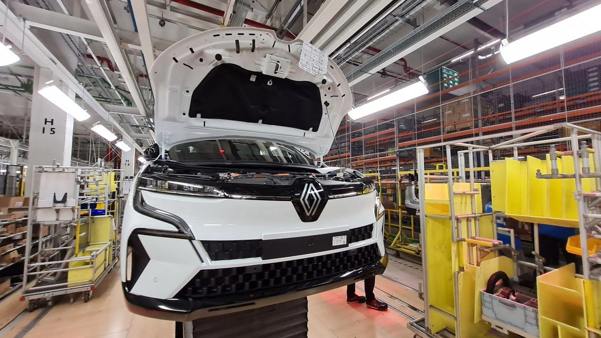 Renault : vers un pôle voiture électrique de 10 000 employés dès 2023