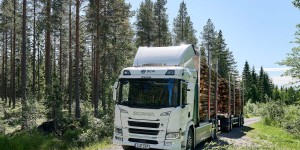 Le premier camion grumier électrique vient d’être livré en Suède et peut emmener jusqu’à 80 tonnes de bois