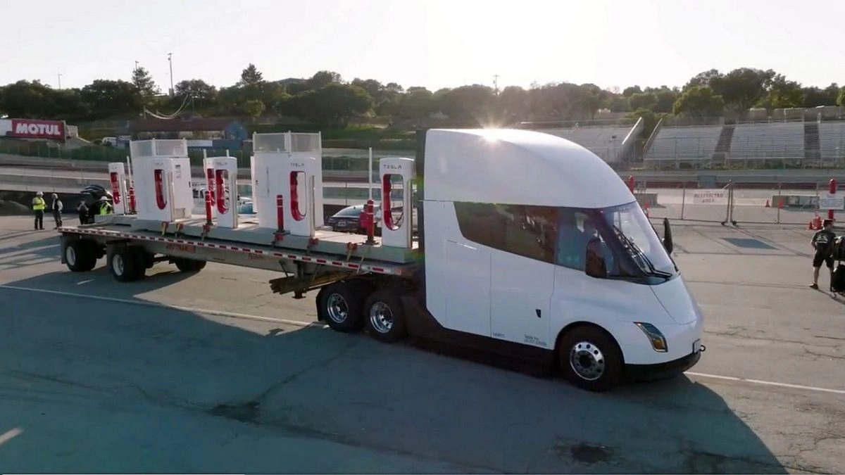 Un Tesla Semi livre des Superchargers préfabriqués à Laguna Seca