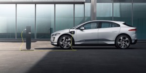 Jaguar Land Rover va former 60 % de ses employés à la voiture électrique