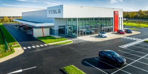 Tesla ouvre son plus grand centre français près de Disneyland