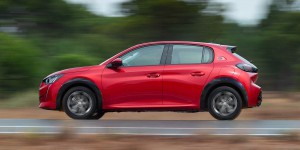 Ventes de voitures électriques : la Peugeot e-208 a repris la tête du classement en octobre 2022