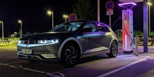 Supertests 2022 : quelles voitures électriques ont les meilleures puissances de recharge moyenne ?
