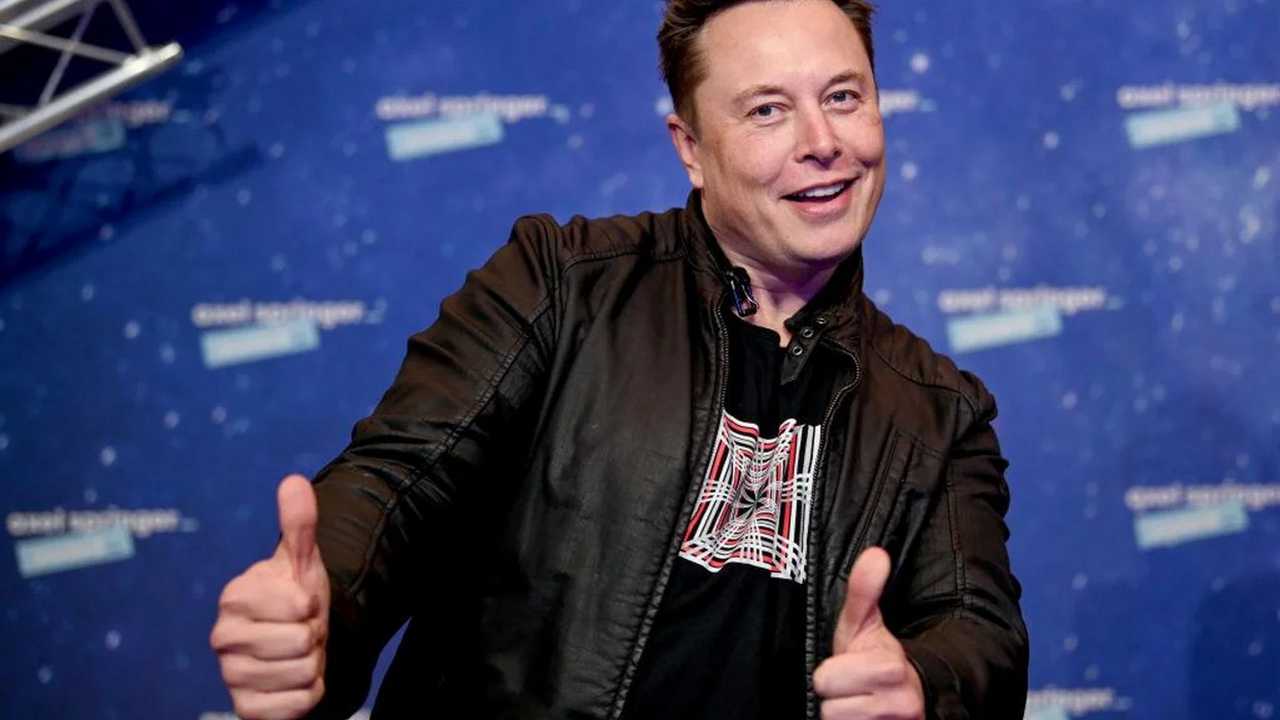 Elon Musk annonce encore que la prochaine Tesla sera « presque autonome »