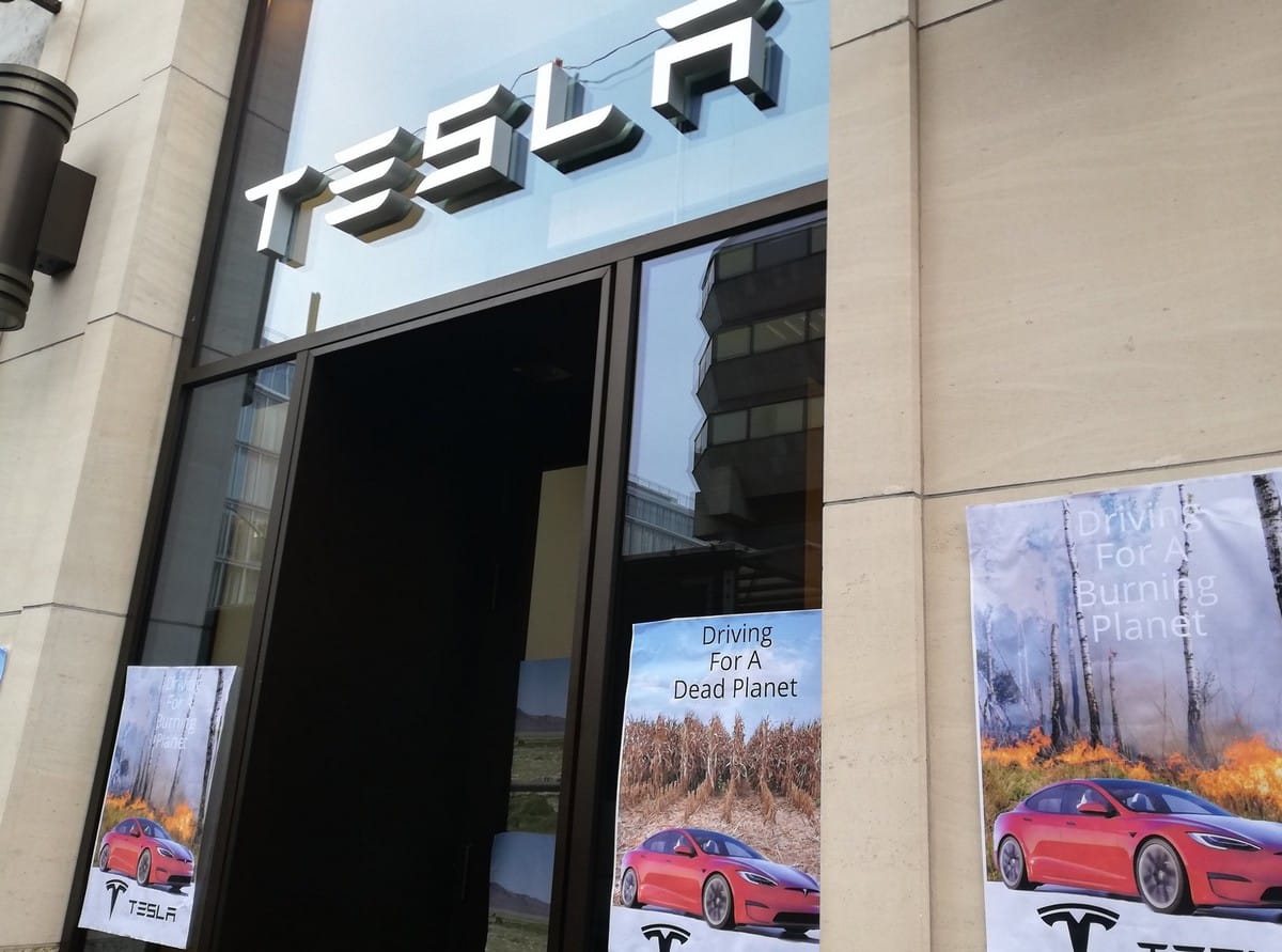 Des militants pour l’environnement vandalisent un showroom Tesla