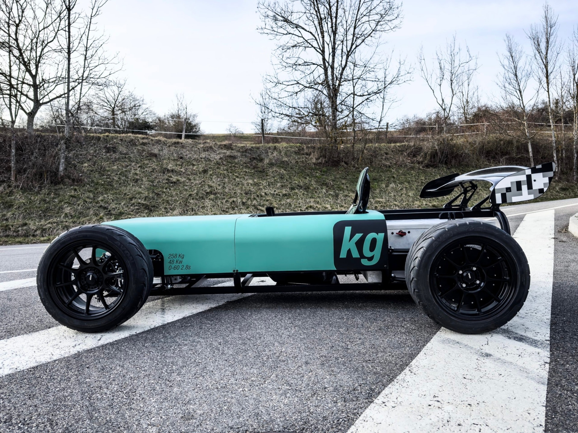 KG Auto présente Le Tube, une voiture de sport électrique française de 258 kg !