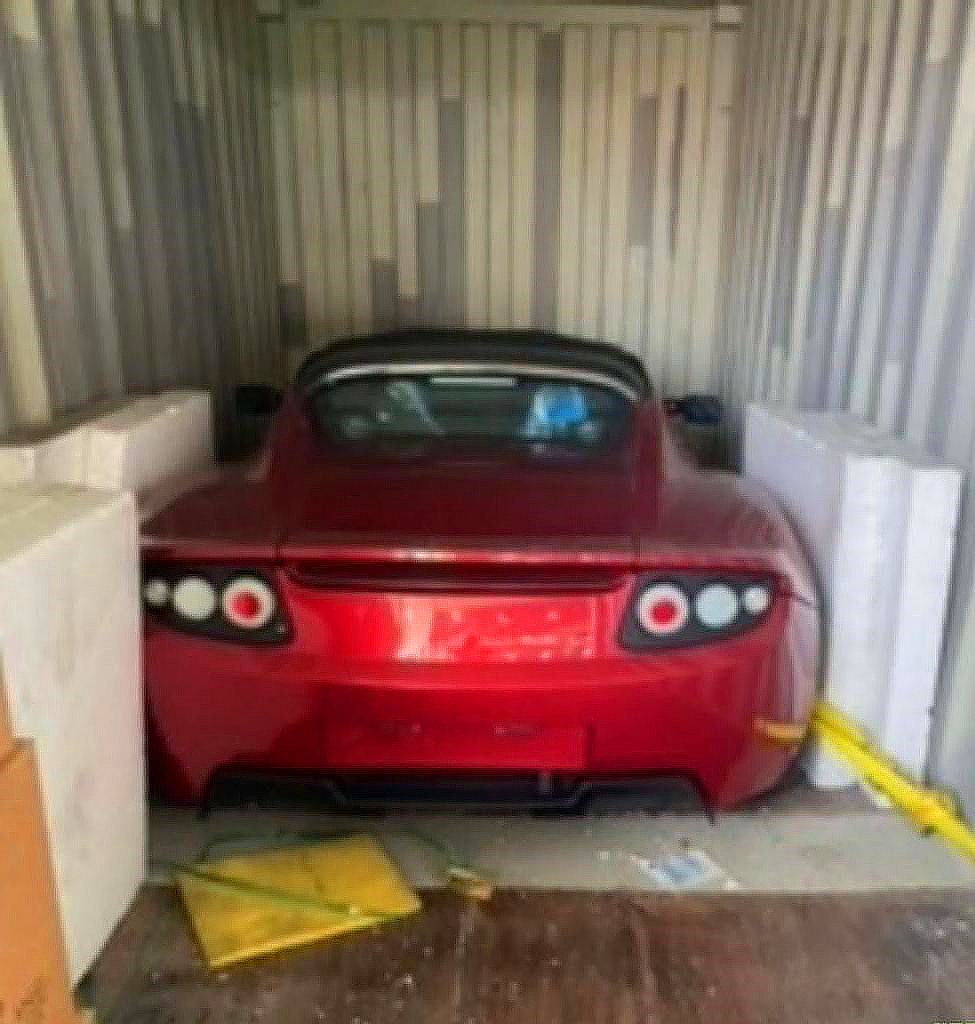Trois Tesla Roadster neuves trouvées dans un container chinois sont à vendre