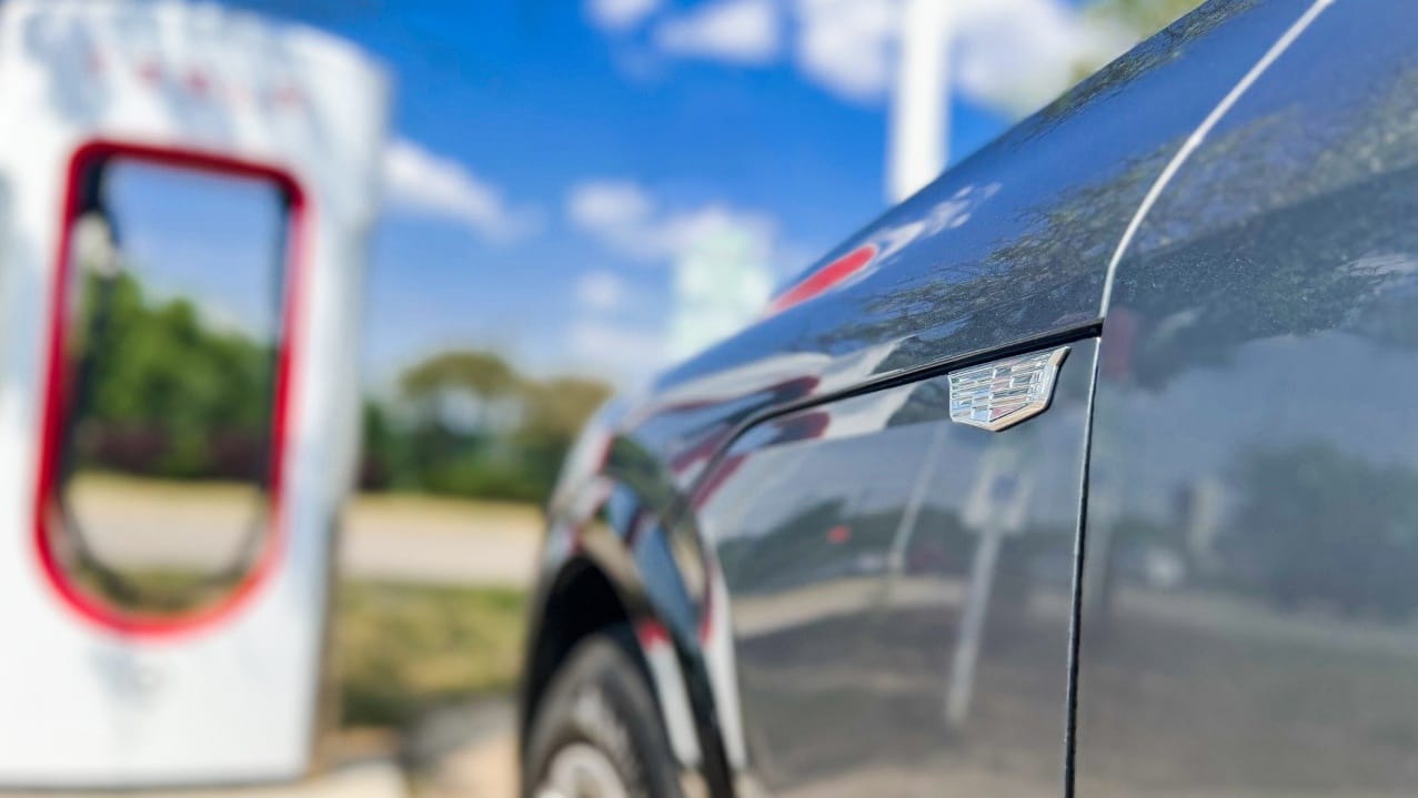GM adopte à son tour le port de charge NACS de Tesla