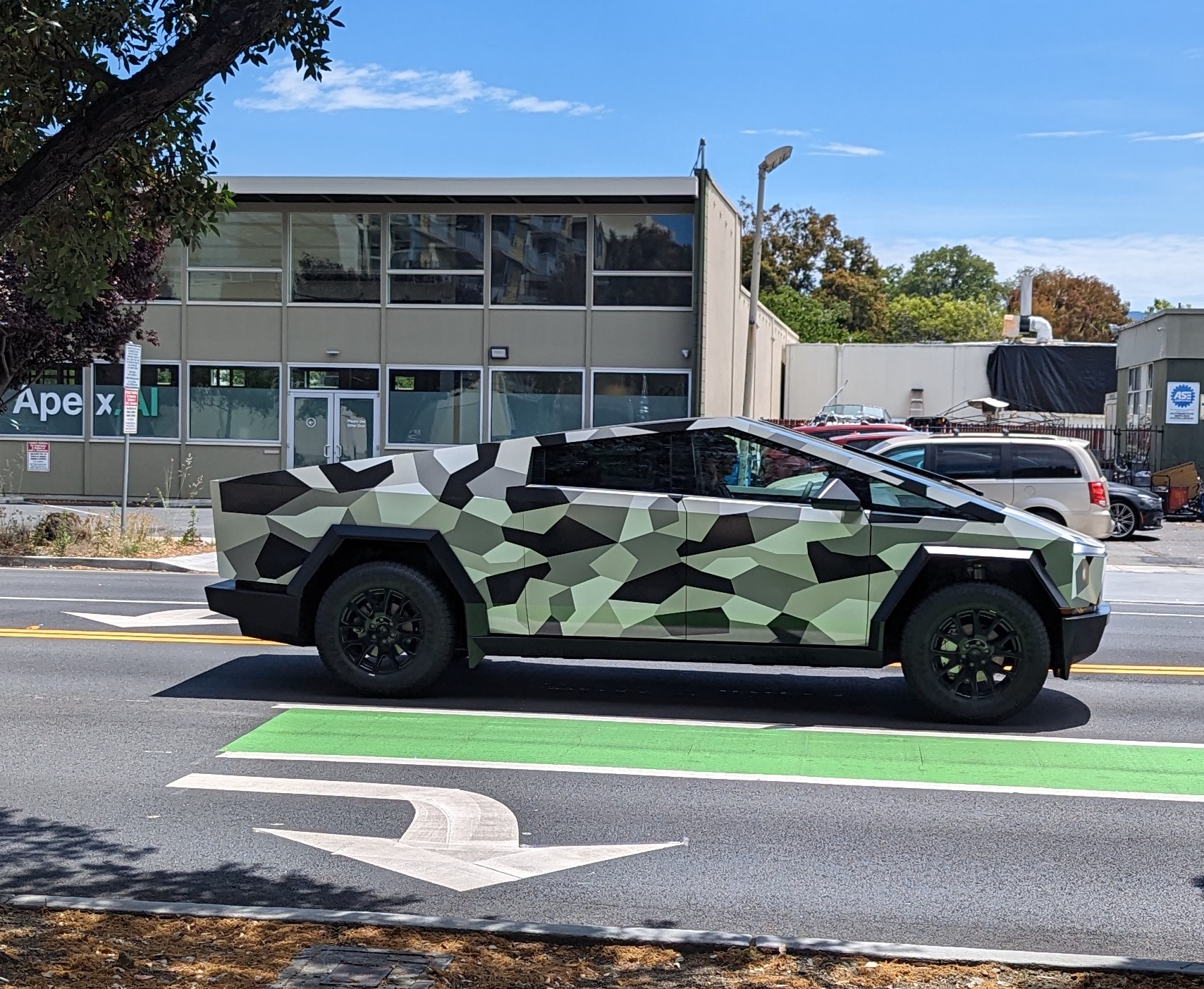 Que cache ce Tesla Cybertruck repéré en tenue de camouflage en Californie ?