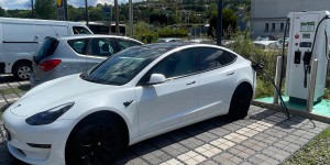 Témoignage – Arnauld roule en Tesla Model 3 sans avoir de solution de recharge chez lui