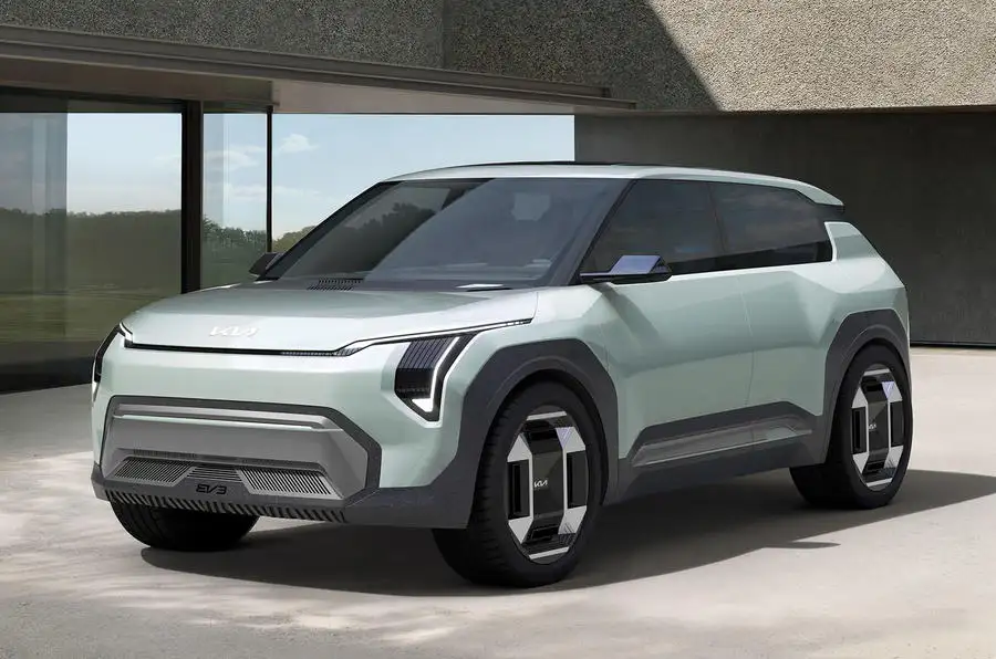 Futures voitures électriques de Kia : voici le SUV compact EV3 et la berline EV4