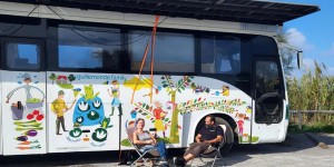 Témoignage – La famille Guillemonde découvre le monde en autocar solaire à batterie de Tesla