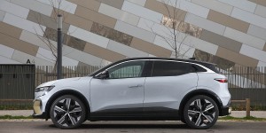 Face à Tesla, Renault et Volkswagen entrent dans la guerre des prix avec leurs voitures électriques
