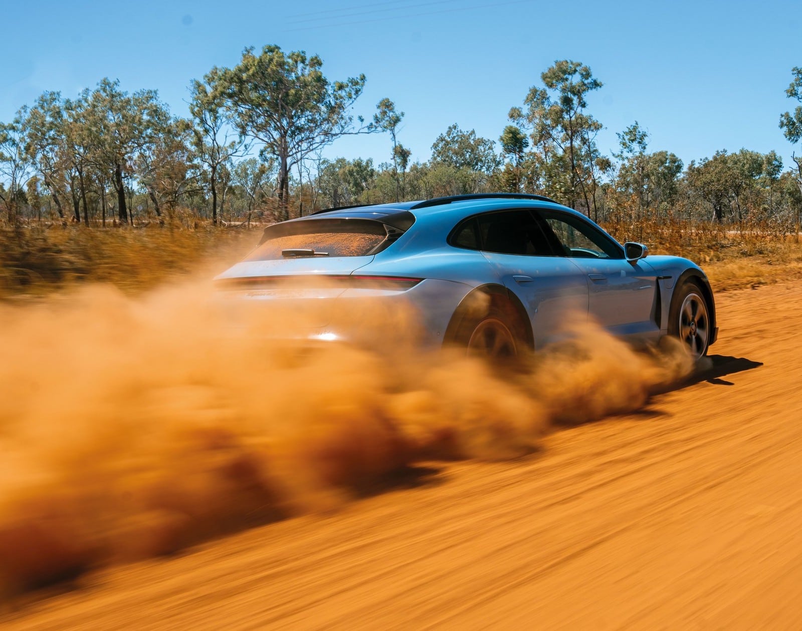 Avec sa Taycan, Porsche fait oublier la peur de l’autonomie dans l’outback australien