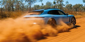 Avec sa Taycan, Porsche fait oublier la peur de l’autonomie dans l’outback australien