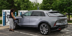 Cadillac officialise son retour en France avec un gros SUV électrique