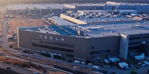 Sabotage à l’usine Tesla de Berlin : une perte colossale pour le constructeur ?