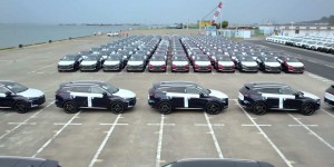 Pourquoi des milliers de voitures électriques chinoises s’entassent dans les ports européens