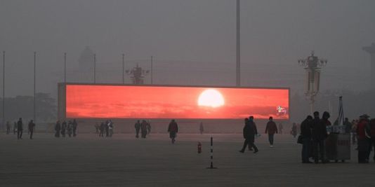 Hoax écolo : Pékin affiche le soleil sur grand écran à cause de la pollution