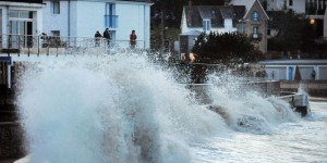 Le risque de vagues submergeant le littoral s'éloigne de la façade Ouest