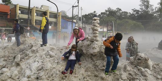 Un étonnant manteau de grêle s'abat sur Sao Paulo