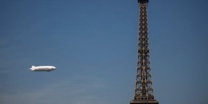 Un ballon dirigeable survole Paris pour comprendre la pollution