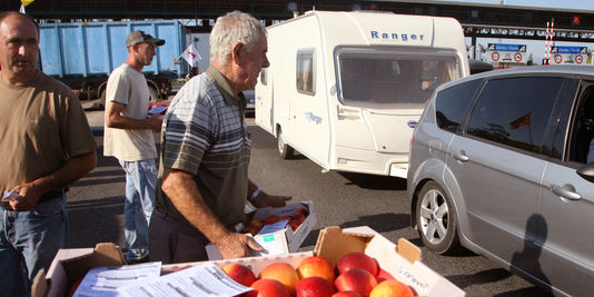 Des agriculteurs français dénoncent le « dumping » espagnol sur les fruits