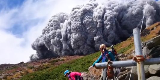Caméra embarquée au cœur de l'éruption du volcan Ontake au Japon
