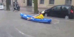 Inondations : en kayak dans les rues de Montpellier