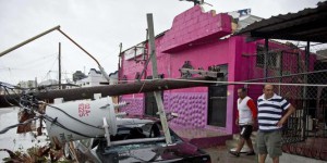 Des milliers de touristes bloqués et des scènes de pillage après un ouragan au Mexique