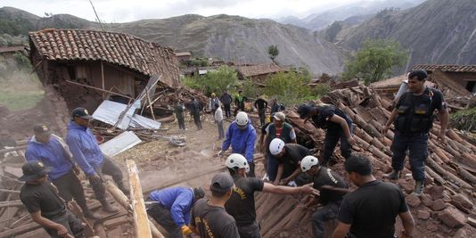 Un séisme meurtrier laisse des villages en ruines au Pérou