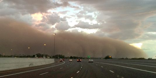 Timelapse : la ville de Phoenix recouverte par un nuage de poussière