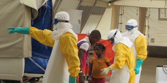 Ebola en Guinée : « Plus de moyens mais une propagation encore très active »
