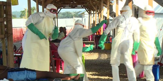 Sierra Leone : le personnel danse pour les malades d'Ebola
