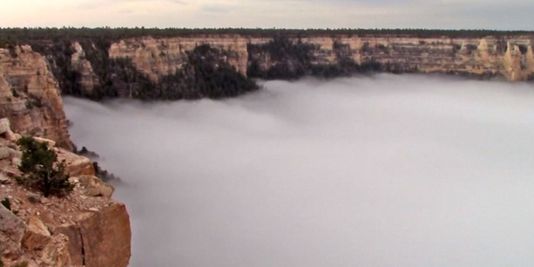 Une mer de nuages remplit le Grand Canyon