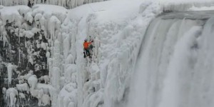 Il escalade des cascades de glace